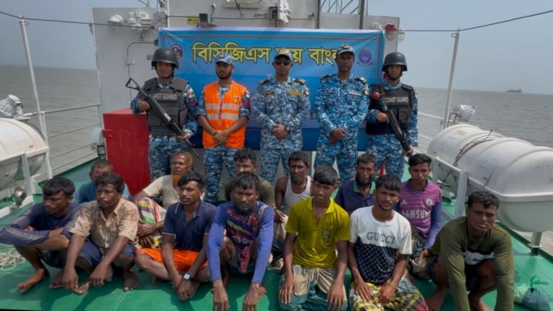 গভীর সমুদ্রে ৩ দিন ভাসমান ফিশিং বোটসহ ১৪ জেলেকে জীবিত উদ্ধার