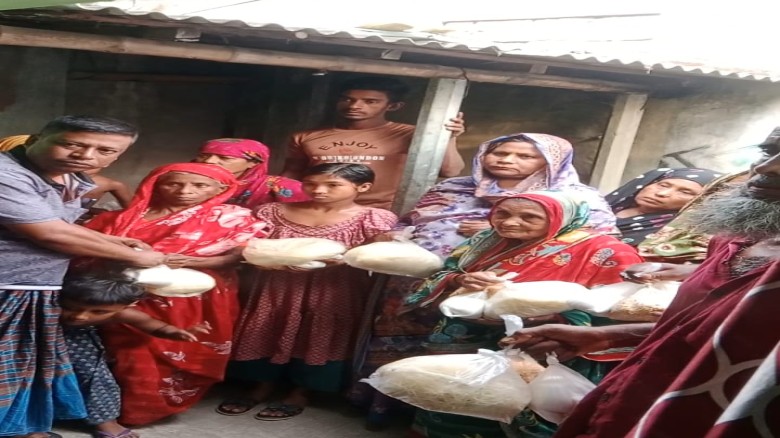 পাইকগাছায় অসহায় মানুষের পাশে মানবিকতার অনন্য দৃষ্টান্ত, মি