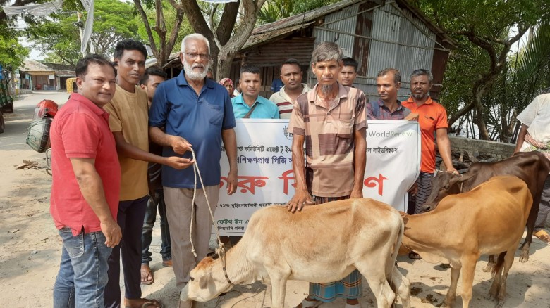 শ্যামনগরের গাবুরাতে পরিবারে আয় বৃদ্ধি করতে ১৪ জনকে গরু বিতরণ