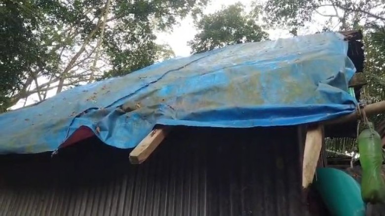 ঘরের অভাবে পলিথিনের ছাউনিতে মানবেতর জীবন, সরকারের সহায়তা চান