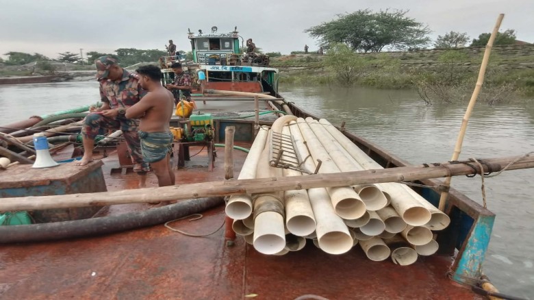 শ্যামনগরে খোলপেটুয়া নদীতে বিজিবির অভিযানে বালুভর্তি বাল্কহে
