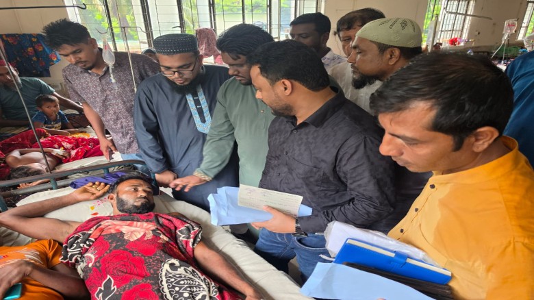 গভীর সমুদ্রে ট্রলারডুবি: নিখোঁজ জেলেদের পরিবারে ইউএনও, সহায়ত